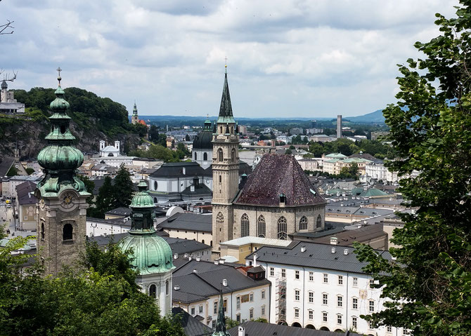 Auf dem Weg zur Festung Hohensalzburg der Blick zurück über die Stadt