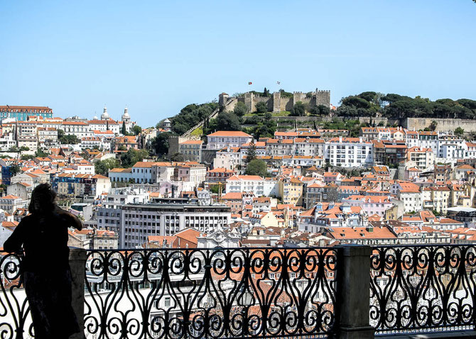 Blick vom Miradouro de Sao Pedro de Alcantara auf das Castelo Sao Jorge......