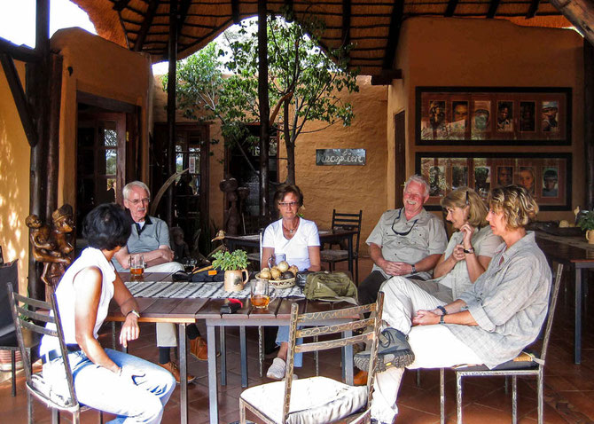 Abschied. Warten auf den Transfer zum Flughafen. Eningu Lodge, Kalahari