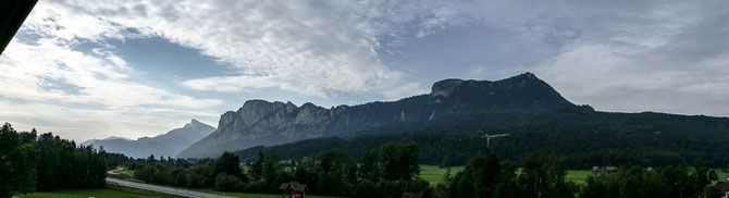 Unsere fantastische Kulisse: Drachenwand und Schafberg (links im Hintergrund)