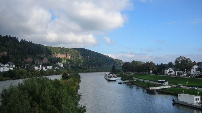 Auf der Kaiser-Wilhelm-Brücke. Links der Ortsteil Pallien. Rechts Zurlauben.