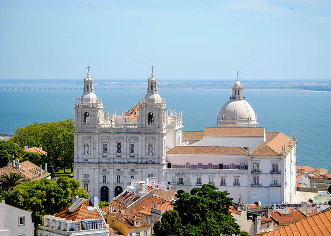 Mosteiro de Sao Vicednte de Fora und rechts die Kuppel des Panteao Nacional