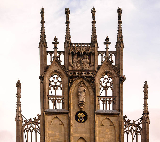 Giebel des Rathauses mit der Statue eines Königs