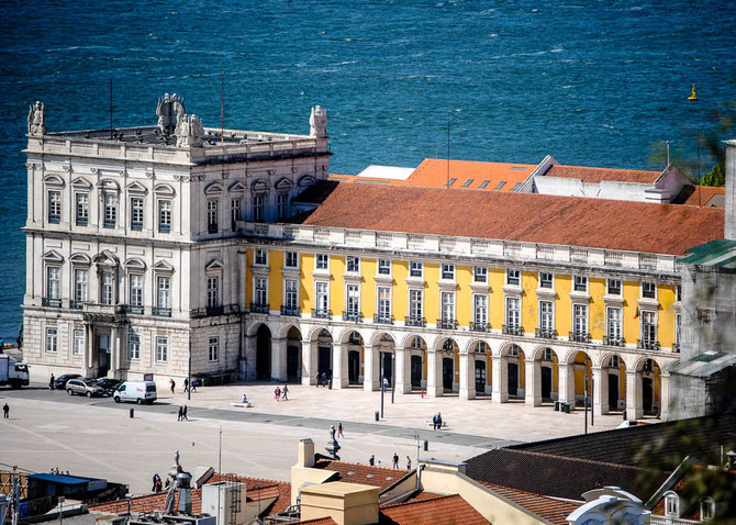 Die Gebäude mit den Ministerien et al umrahmen den Praca do Comercio