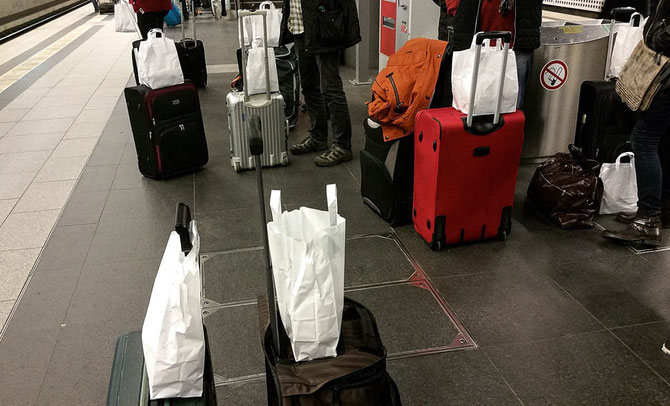 Lunchtüten im Hbf Berlin. Auf Wiedersehen, Berlin!