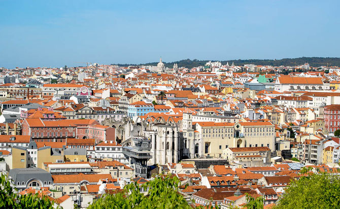 Blick auf die Stadtviertel Baixa und Bairro Alto. Mit der Basilica de Estrela im Hintergrund und dem berühmten Aufzug "Elevador de Santa Justa" im Vordergrund.