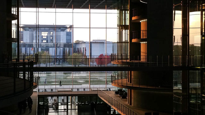 Sonnen- und Lichtspiel im Paul-Löbe-Haus. Blick auf das Bundeskanzleramt.