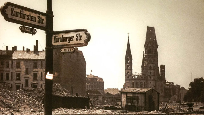 Nach den Luftangriffen der Aliierten in der Nacht zum 23. November 1943 geriet das Kirchengebäude in Brand