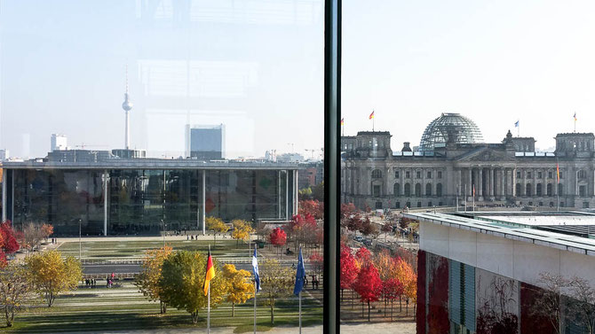 Blick vom Bundeskanzleramt auf den Deutschen Bundestag und auf das Paul-Löbe-Haus