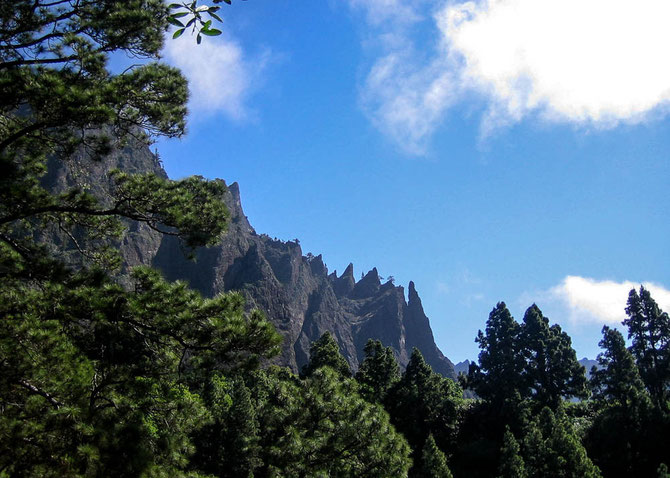 Steile Felswände umgeben die Caldera de Taburiente