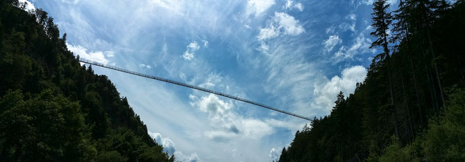 Highline 179 bei Reutte. Die längste Fußgängerhängeselbrücke der Welt. 114 m hoch. 406 m lang.