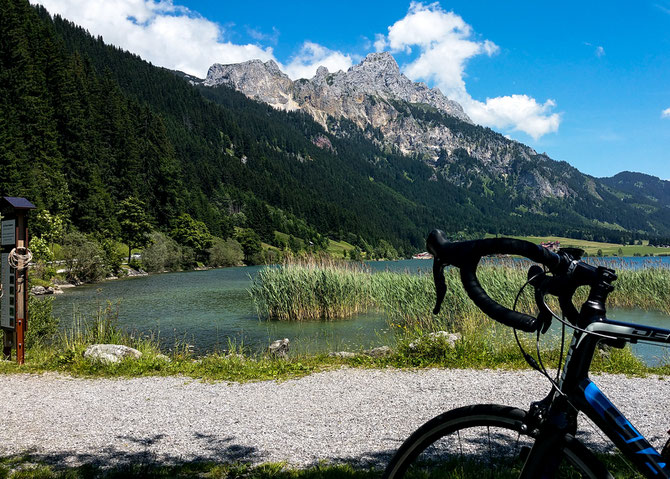 Kurze Rast am Haldensee. Mit Blick auf Schartschrofen (1.968 m) und Rote Fluh (2.108 m)