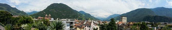 Über den Dächern von Bozen. Blick auf den Rosengarten (hinter den Wolken 😉).