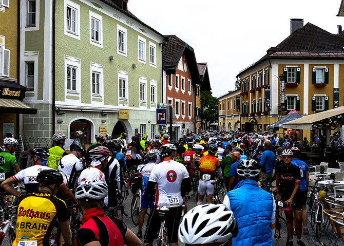 Gleich geht's los! Die Spannung steigt. Geniale Atmosphäre. Leichte Anspannung, bis man endlich auf dem Rad sitzt und in die Pedale tritt.