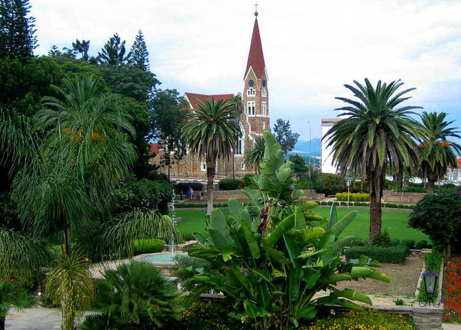 Die 1896 gegründete Christuskirche der evangelisch-lutherischen Gemeinde. Die Mauern sind aus Quarzitgestein, welches in der Nähe von Windhoek gebrochen wurde.
