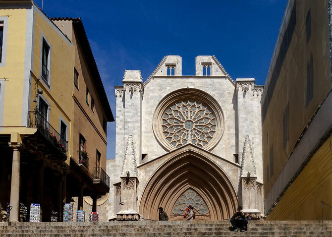 Das gotische Hauptportal der Kathedrale mit reichen Skulpturenschmuck und großer Rosette.