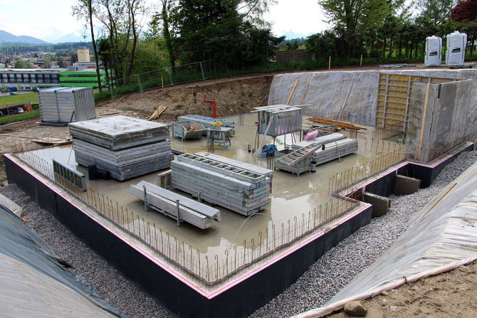 Bodenplatte - Baustelle - Grundstück - Hausbau - Bauwetter - Feuchtigkeit