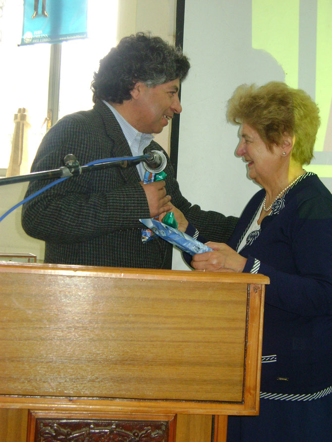 Antonio Lagos leiva, recibe un obsequio de parte del CC"JYO", entrega Graciela Otárola Vergara