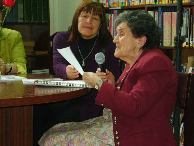 Ximena Julia Silva, profesora, poeta recibe su premio de 15 obras de la "Antología Poética" 