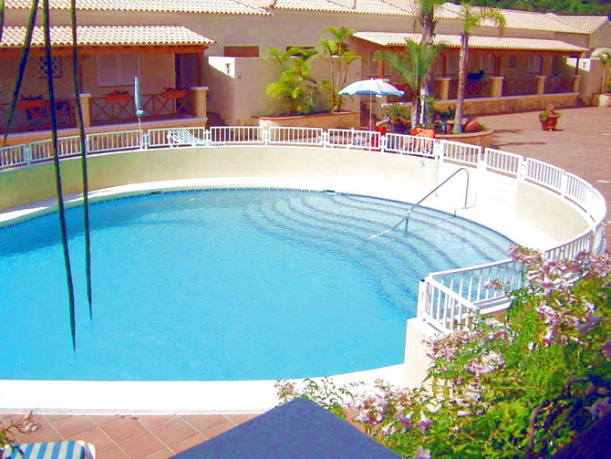 Grosser Pool und getrennter Kinderpool in der Golf Wohnanlage