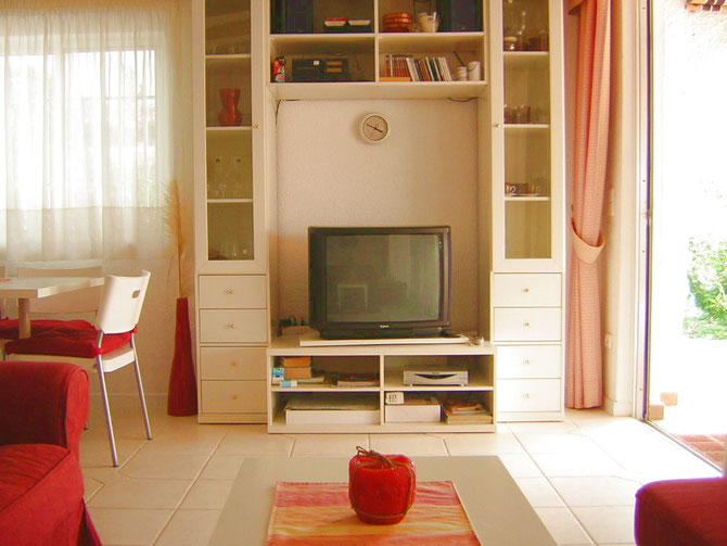 Sat _ TV mit deutschem Fernsehen im freundlichen Wohnzimmer vom Ferienhaus