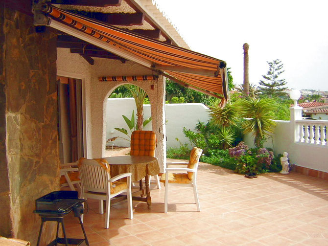 Bild: Terrasse mit Gartenmöbel und kleinen Grill in dem Ferienhaus Adeje was für den Urlaub gemietet werden kann.