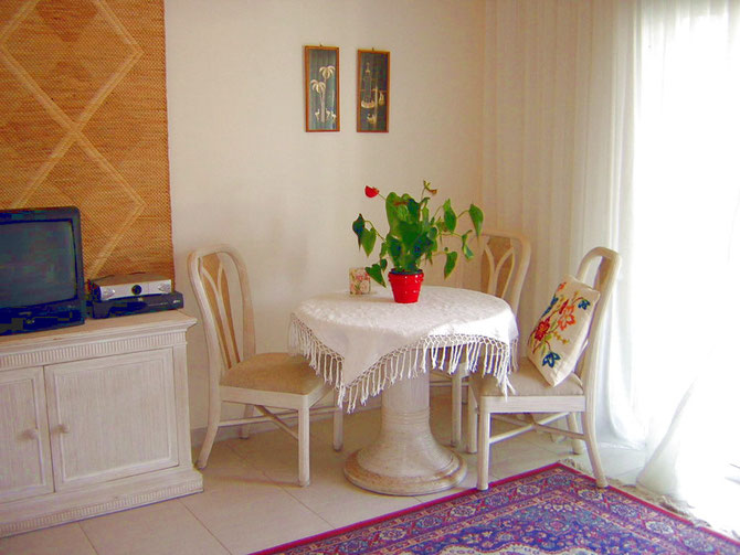 Deutsches Fernsehen und ein kleiner Esstisch im freundlichen Wohnzimmer vom ferienhaus in Los Christianos