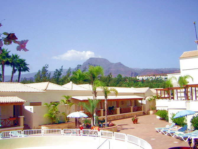 Poolbereich mit Blick zum Golfplatz