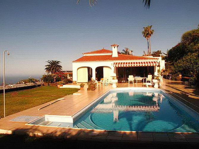 Beheizter Pool der Luxusvilla mit Meerblick auf Teneriffa im Norden der Insel.