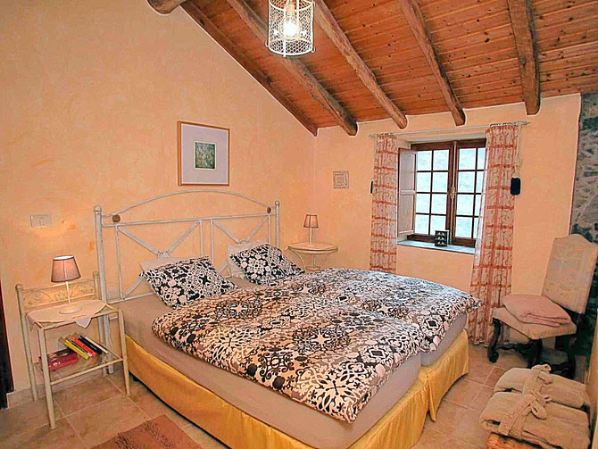 Schlafzimmer mit Doppelbett im Ferienhaus Casa Amarilla mit Pool in Guia de Isora auf Teneriffa