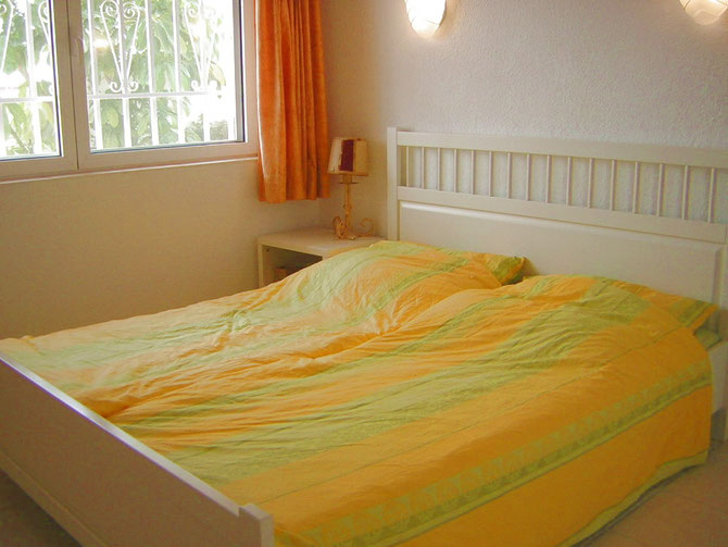 Bild:Helles, freundliches Schlafzimmer mit Doppelbett mit Einzelmatratzen