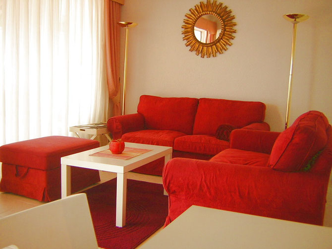 Gemütliches Wohnzimmer mit Eckcouch und offener Küche in dem exclusiven Ferienhaus Adeje