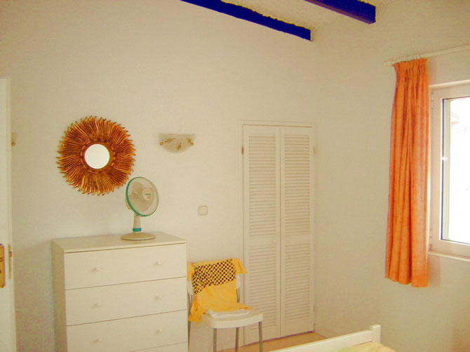1.Schlafzimmer mit Fenster zu Terrass und geräumigen Kleiderschrank im Ferienhaus Adeje