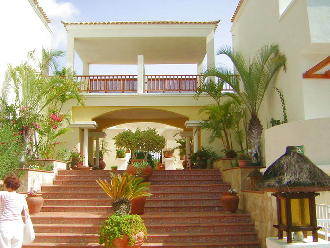 Elegante Wohnanlage mit Ferienhäusern und 2 Pools und Sonnenterrassen