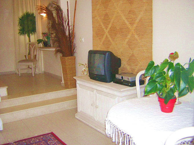 Elegantes Wohnzimmer mit gemütlichen Sitzgarnituren 
