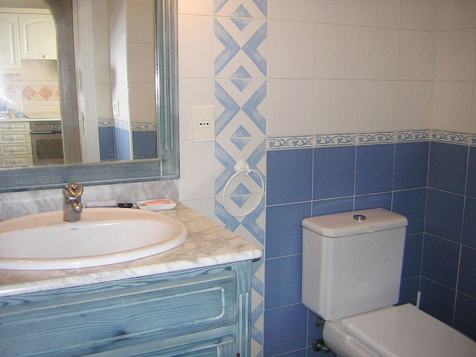 Elegantes Bad in der unteren Etage mit Dusche und WC 