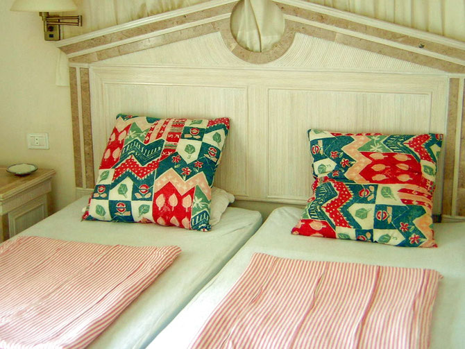 1.grosses Schlafzimmer mit Doppelbett, KLeiderscharank und angrenzender Terrasse 