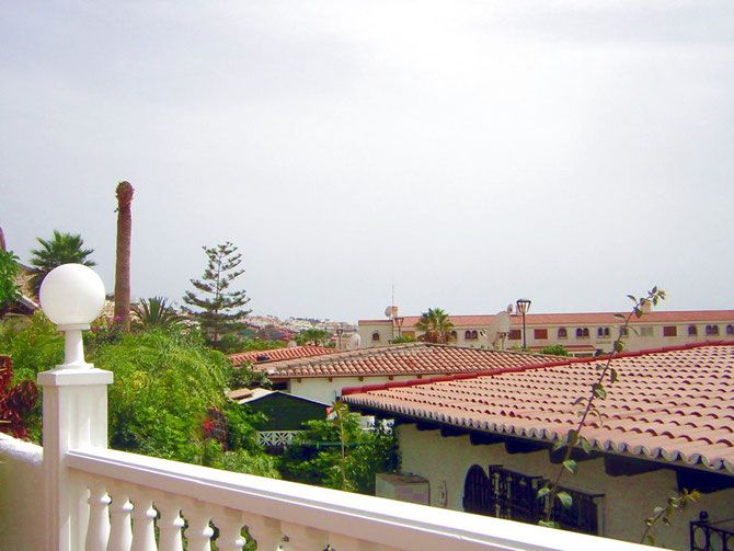Blick von der Terrasse auf das Meer. 
