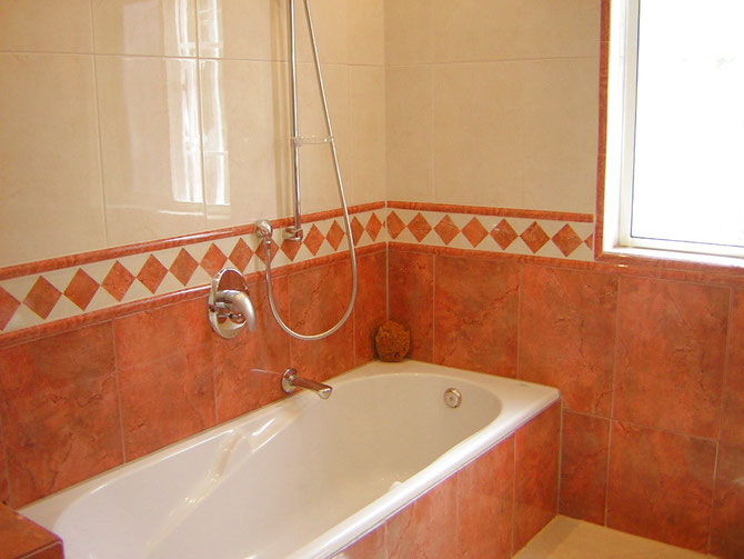 Das geräumige en suite Bad vom ersten Schlafzimmer verfügt über eine Badewanne, WC und Bidet.