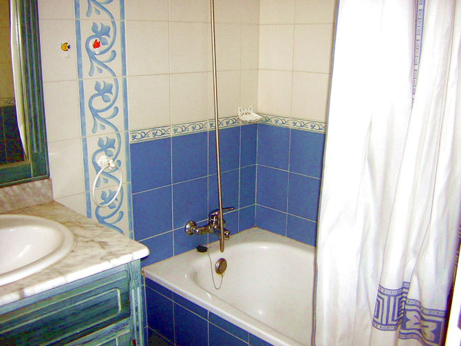 das 2.Bad in der oberen Etage mit Badewanne und WC
