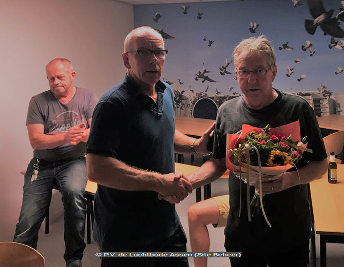 De bloemen voor de 1e prijs Chateauroux van zowel NIC 0303 Assen als de P.V. de Luchtbode Assen gaan dit weekend naar Jaap Louwes