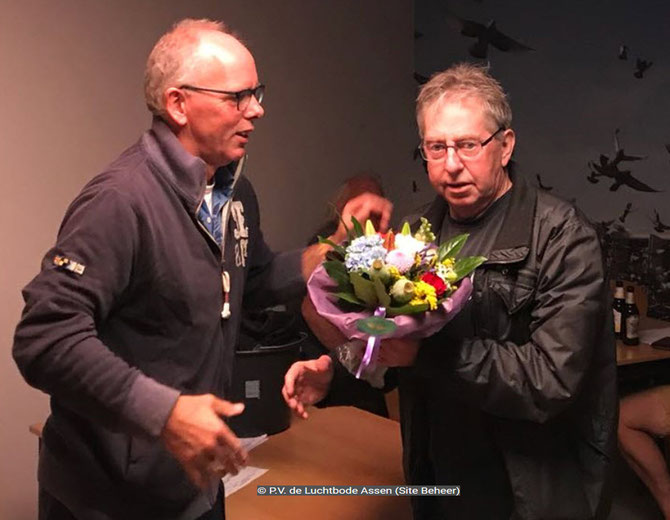 De bloemen voor de 1e prijs Bourges van zowel NIC 0303 Assen als de P.V. de Luchtbode Assen gaan dit weekend naar Jaap Louwes