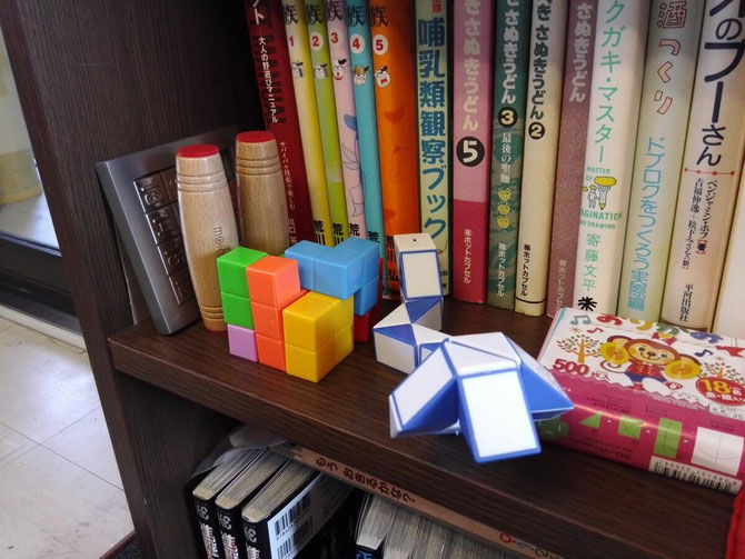 本棚に置いてあるおもちゃ類です。
