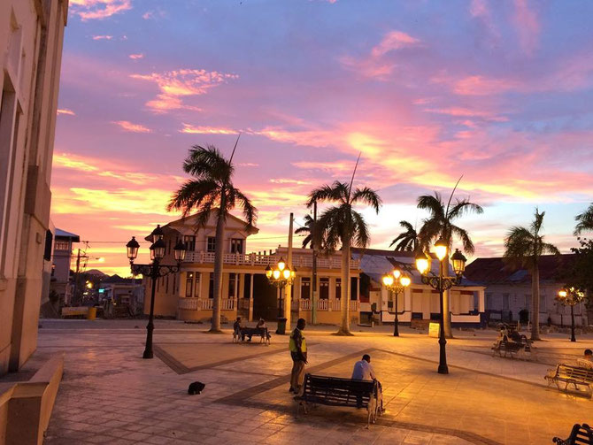 Parque Cental, Puerto Plata, in der Abenddaemmerung - Foto von Cristal Martinez