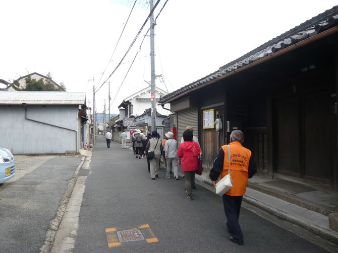 旧奈良街道を歩く参加者