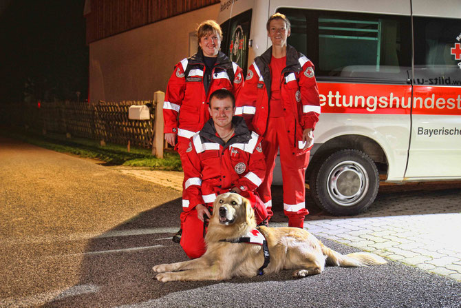 Hundeführer Robert Bergk mit Rettungshund Marley