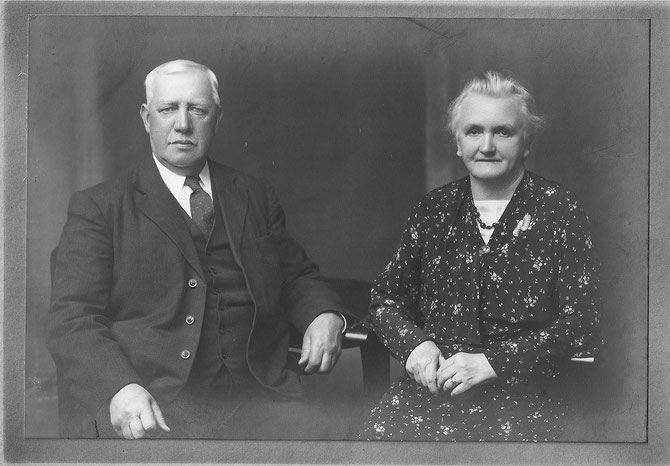 James Scotland "Scot" Symon (1872-1955) & Isabella "Bella" Bruce or Symon (1876-1940).  Photographer unknown.  From personal archives of Mrs Suzie Harrold, Dundee, great granddaughter.  