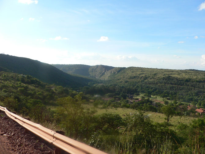 Blick von der Strasse ins Flusstal