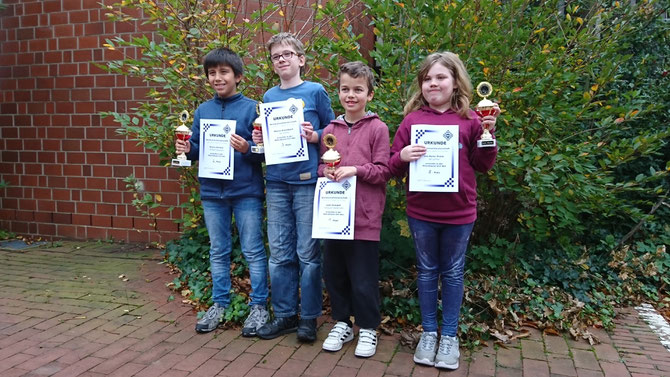 Gruppenbild der U12 BJEM 2017: Dennis (2. Platz), Marvin (3.Platz), Leon (1. Platz) und Lea-Marie (bestes Mädchen)