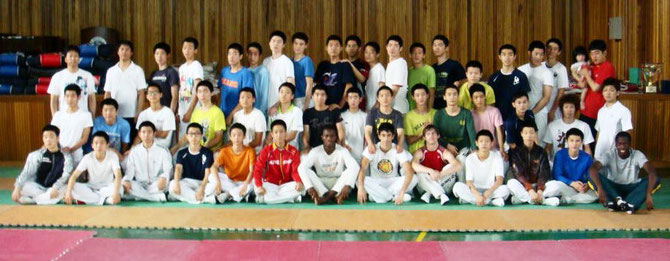 豊生高校テコンドー部選手団(中央　西村純選手)